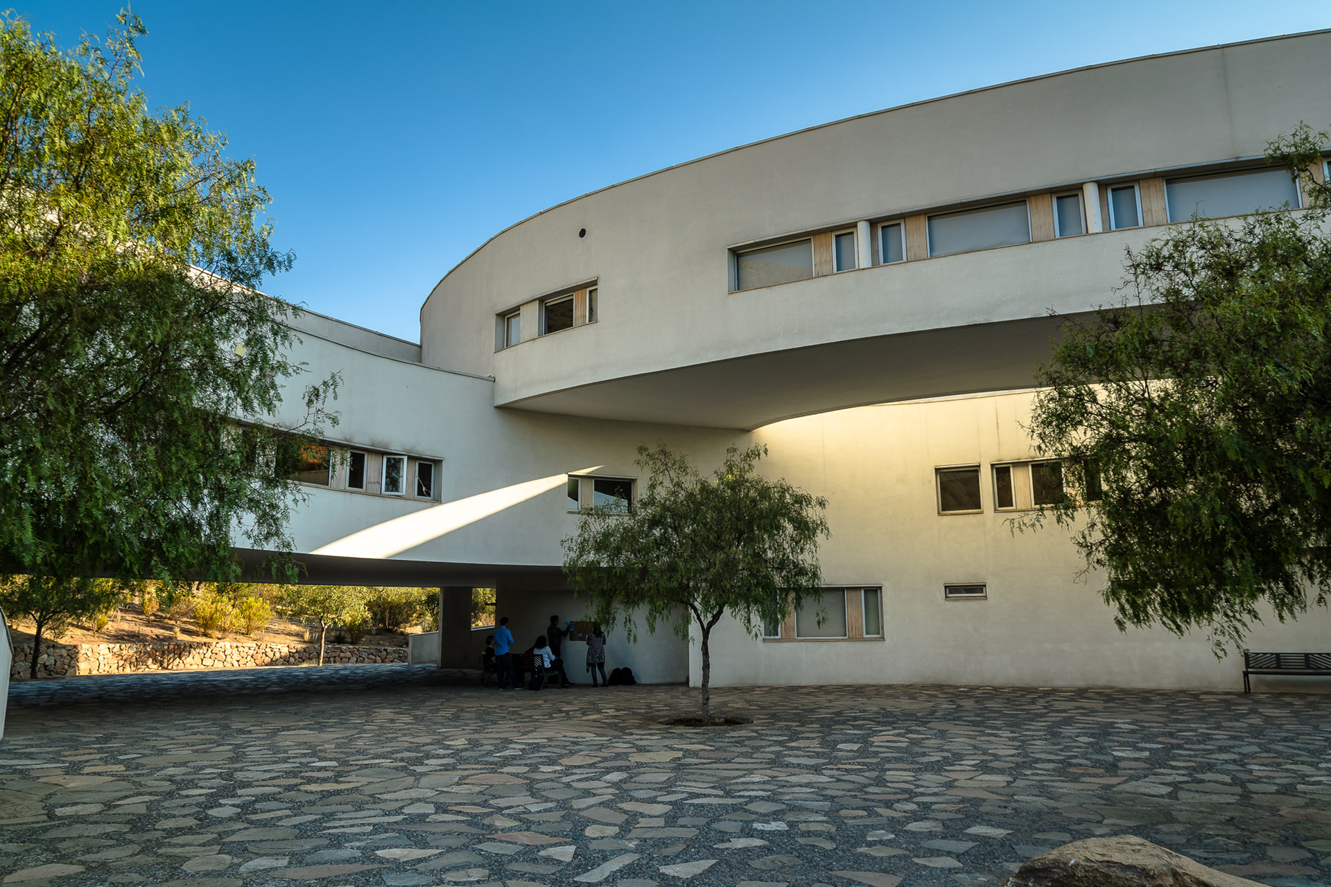 Fotografía de arquitectura en edificio estudiantil institucional