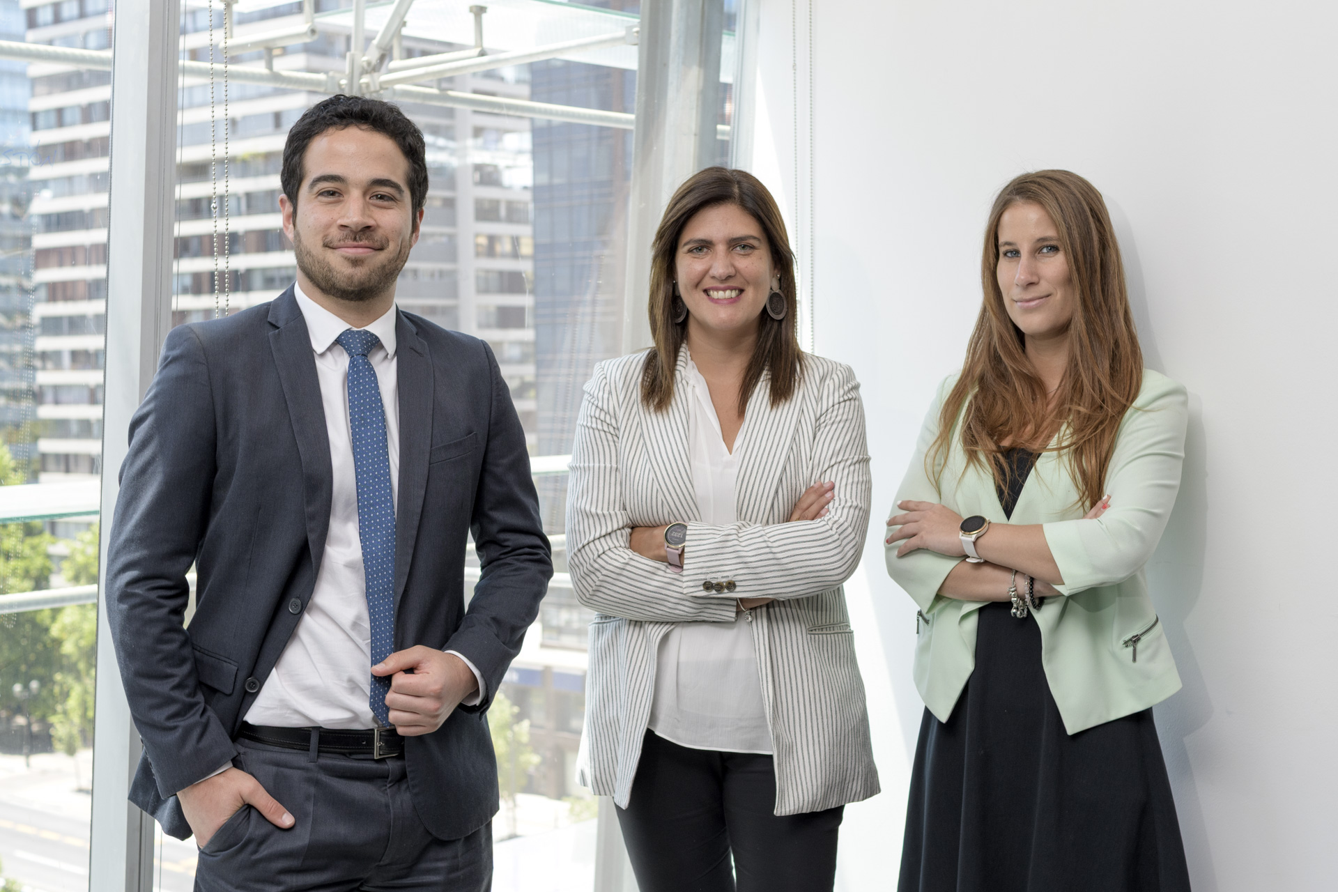 Equipo de abogados en retrato institucional de oficina