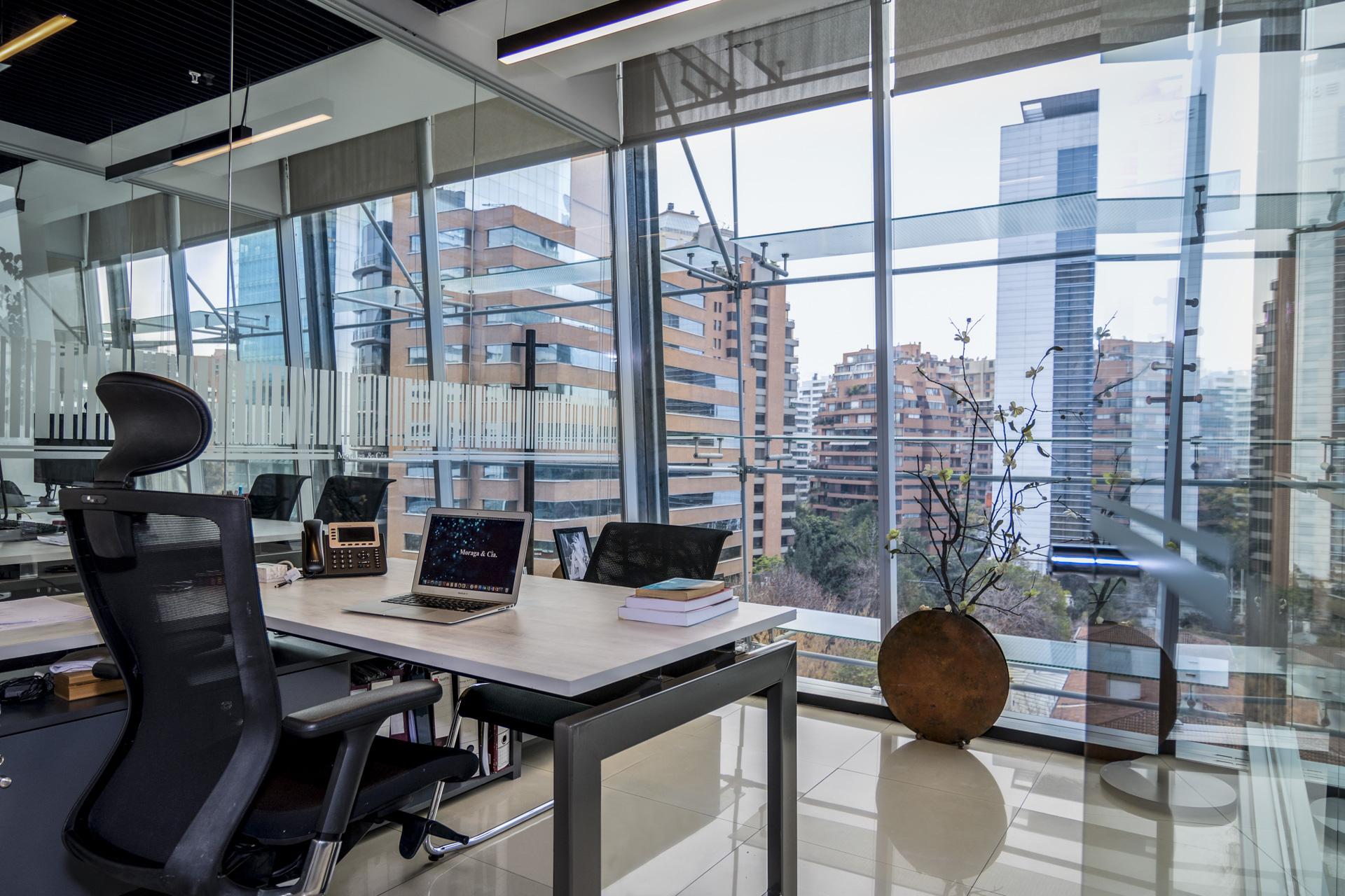Espacio de trabajo privado con vista a la ciudad