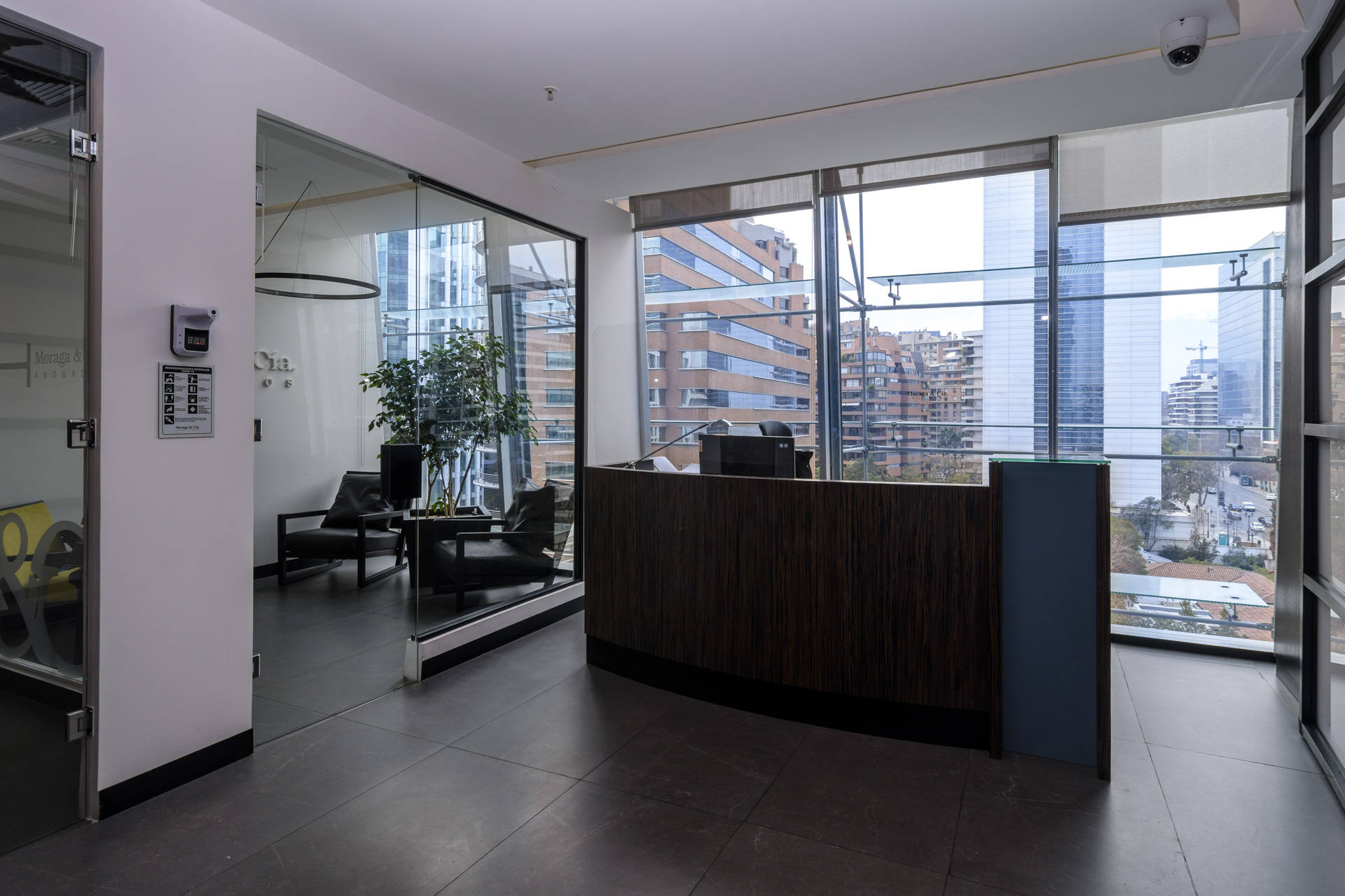 Área de recepción y circulación interior en estudio jurídico
