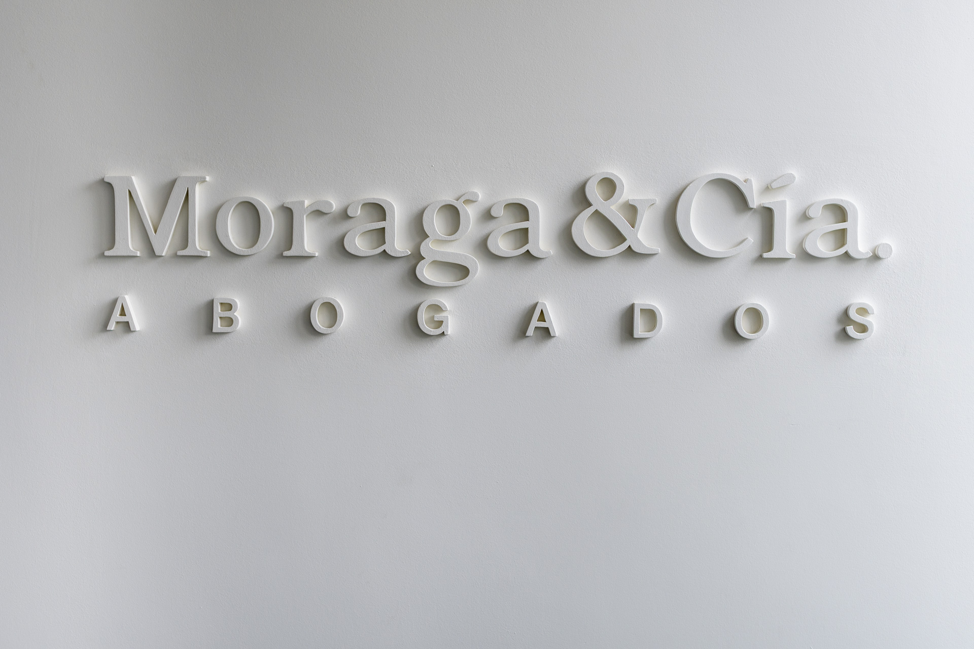 Marca de Moraga&Cía Abogados en muro interior de oficinas